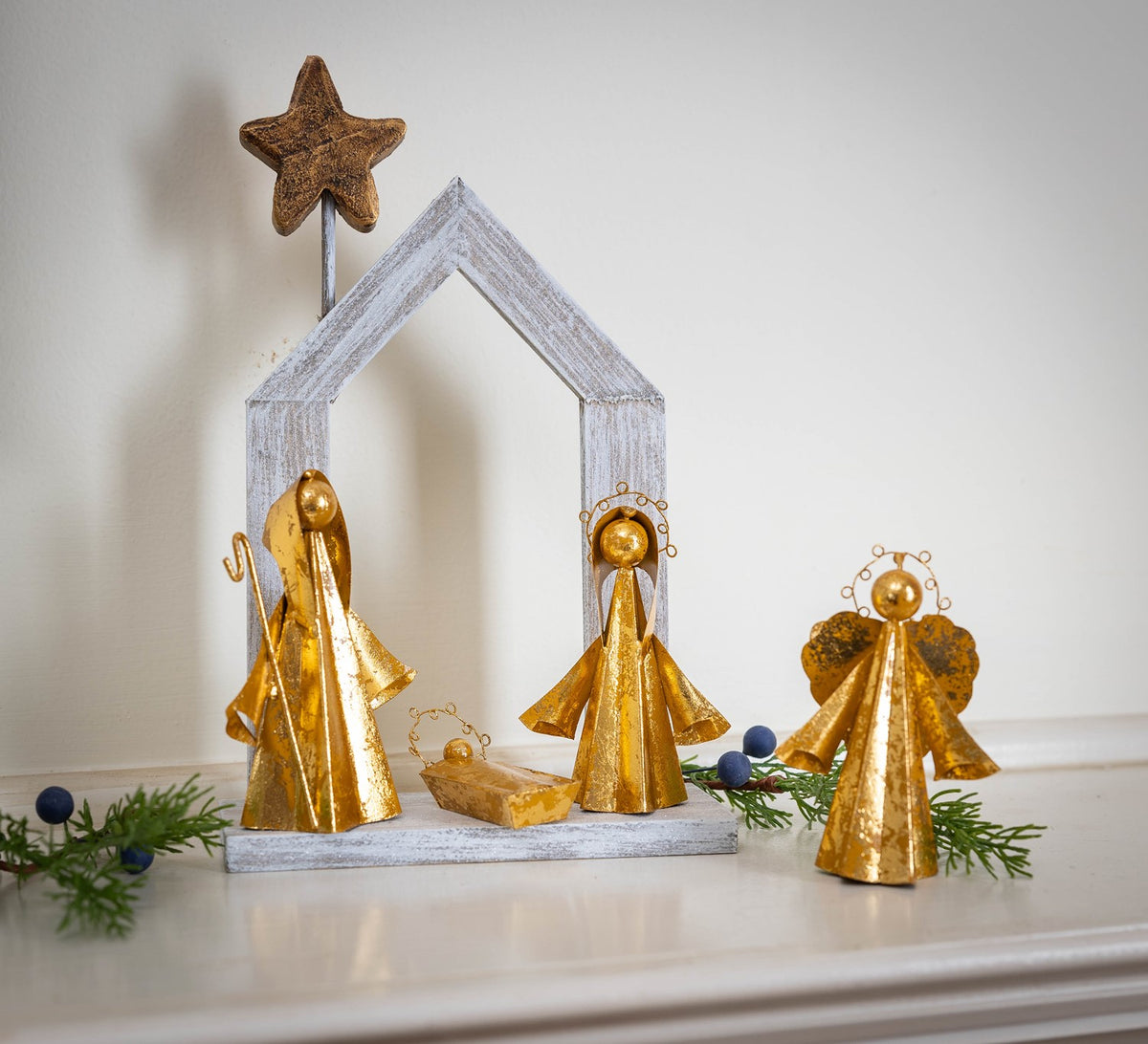 S/4 4 Mini Holy Family w Angel, Gold Leafed