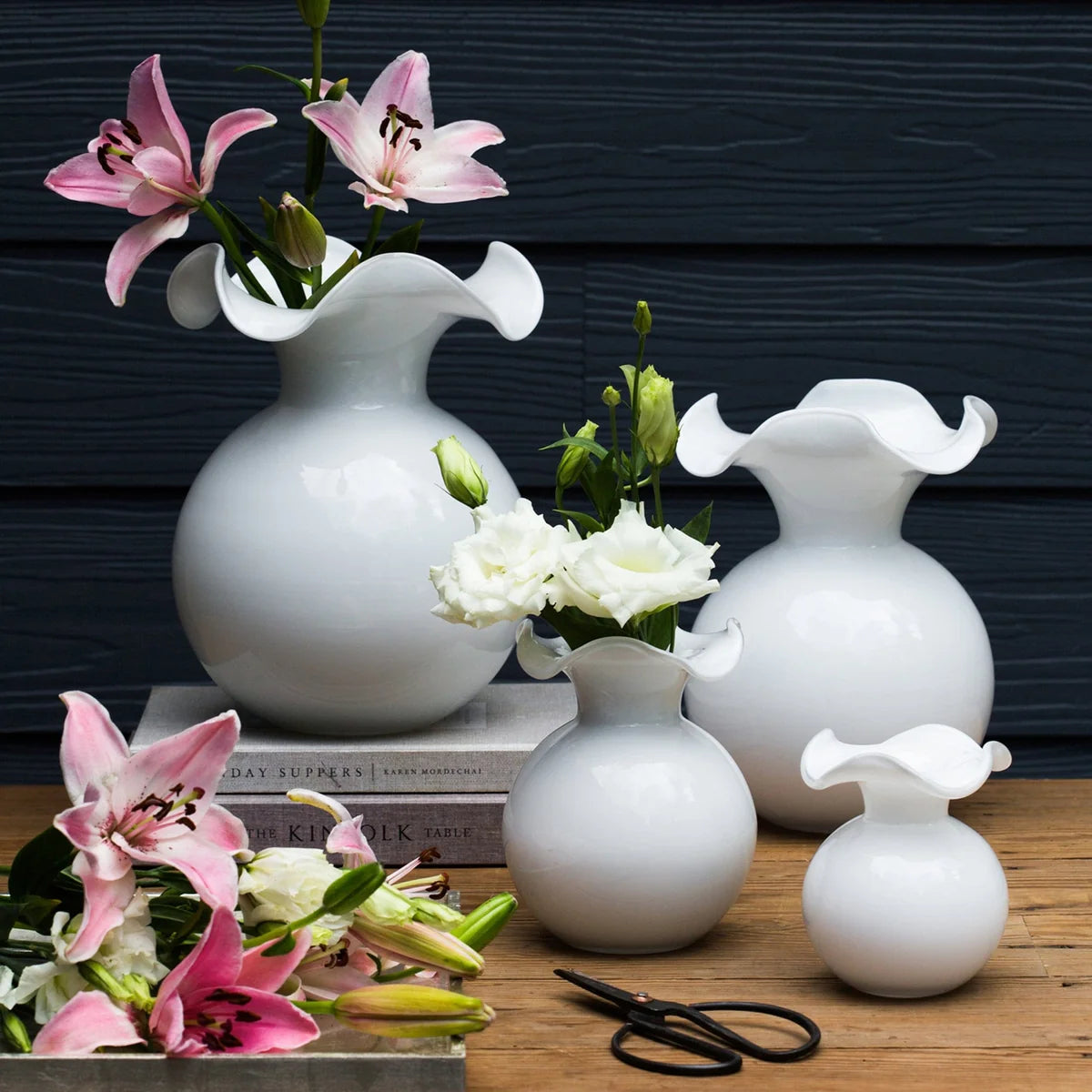 Hibiscus Glass Vase/ White med fluted